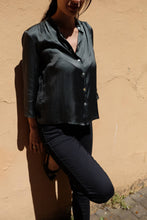Carica l&#39;immagine nel visualizzatore di Gallery, GOA silk shirt green
