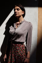 Carica l&#39;immagine nel visualizzatore di Gallery, GOA silk shirt taupe
