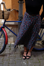 Carica l&#39;immagine nel visualizzatore di Gallery, SAIGON midi skirt flower blu
