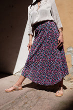 Carica l&#39;immagine nel visualizzatore di Gallery, SAIGON midi skirt flower fucsia
