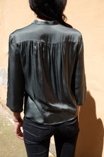 Carica l&#39;immagine nel visualizzatore di Gallery, GOA silk shirt green
