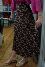 Carica l&#39;immagine nel visualizzatore di Gallery, SAIGON midi skirt flower brown
