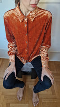 Carica l&#39;immagine nel visualizzatore di Gallery, ALICE camicia in velluto ruggine
