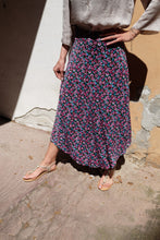 Carica l&#39;immagine nel visualizzatore di Gallery, SAIGON midi skirt flower fucsia
